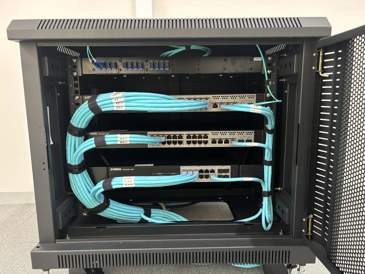 整線されたネットワークラックとLANケーブル